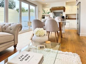 DE VERE LANE- click for photo gallery